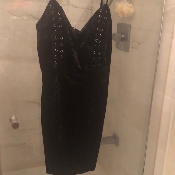 Brand new with tag Guess black velvet dress M - Picture 1 of 3